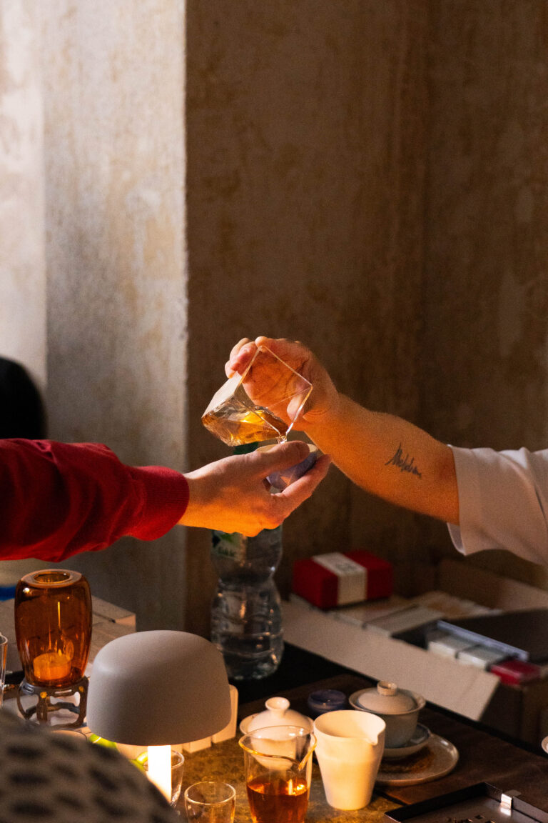 Si Cha pours Rock Mountain Tea
