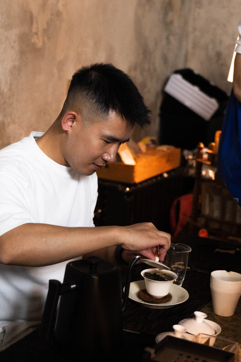 Si Cha pours Rock Mountain Tea